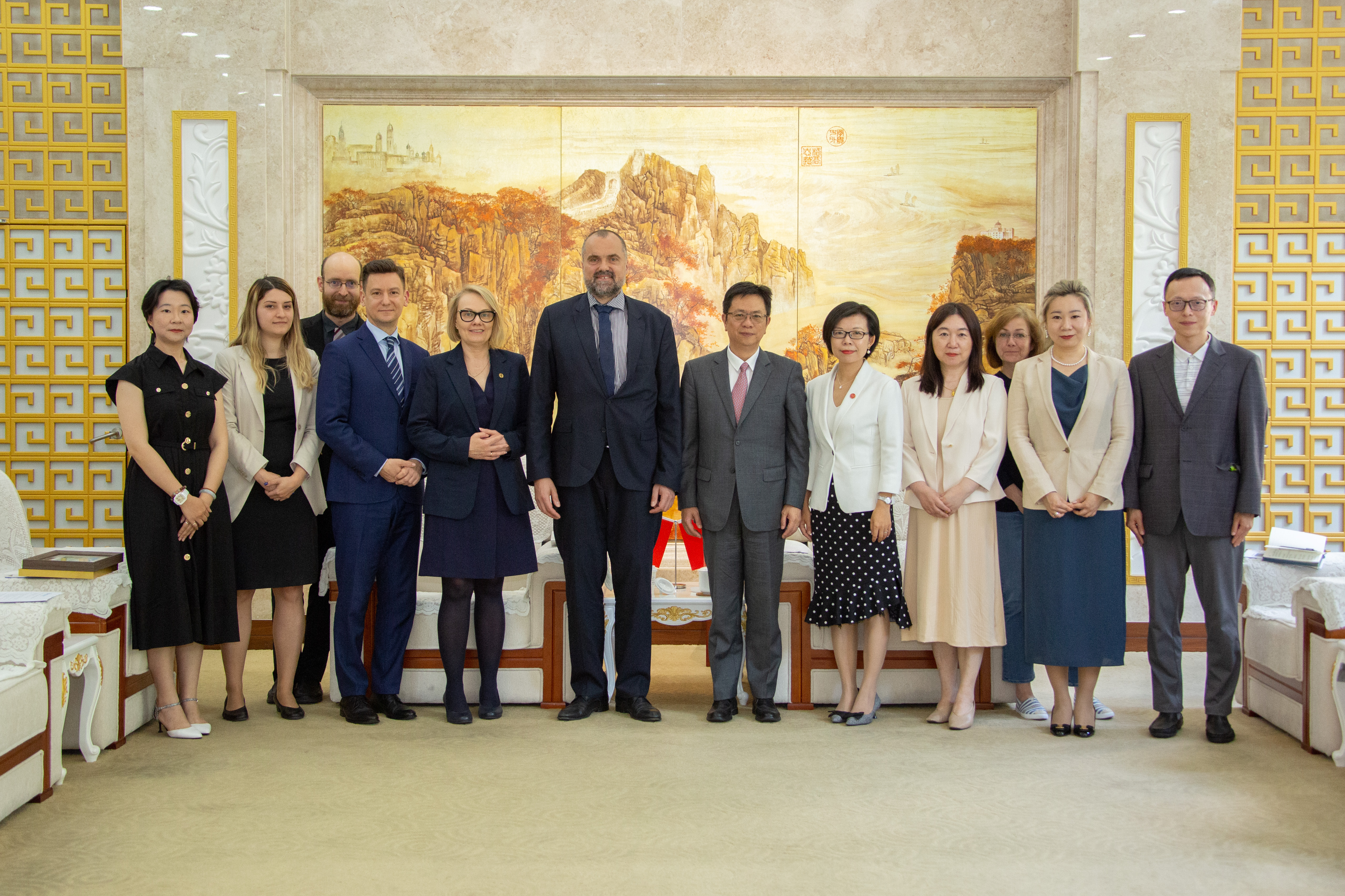 波兰驻华大使一行访问上海外国语大学