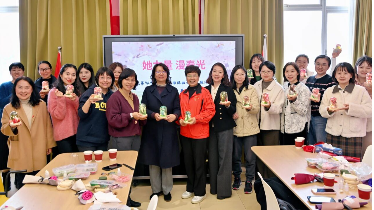 英语学院“她力量 漫春光”主题活动温馨落幕