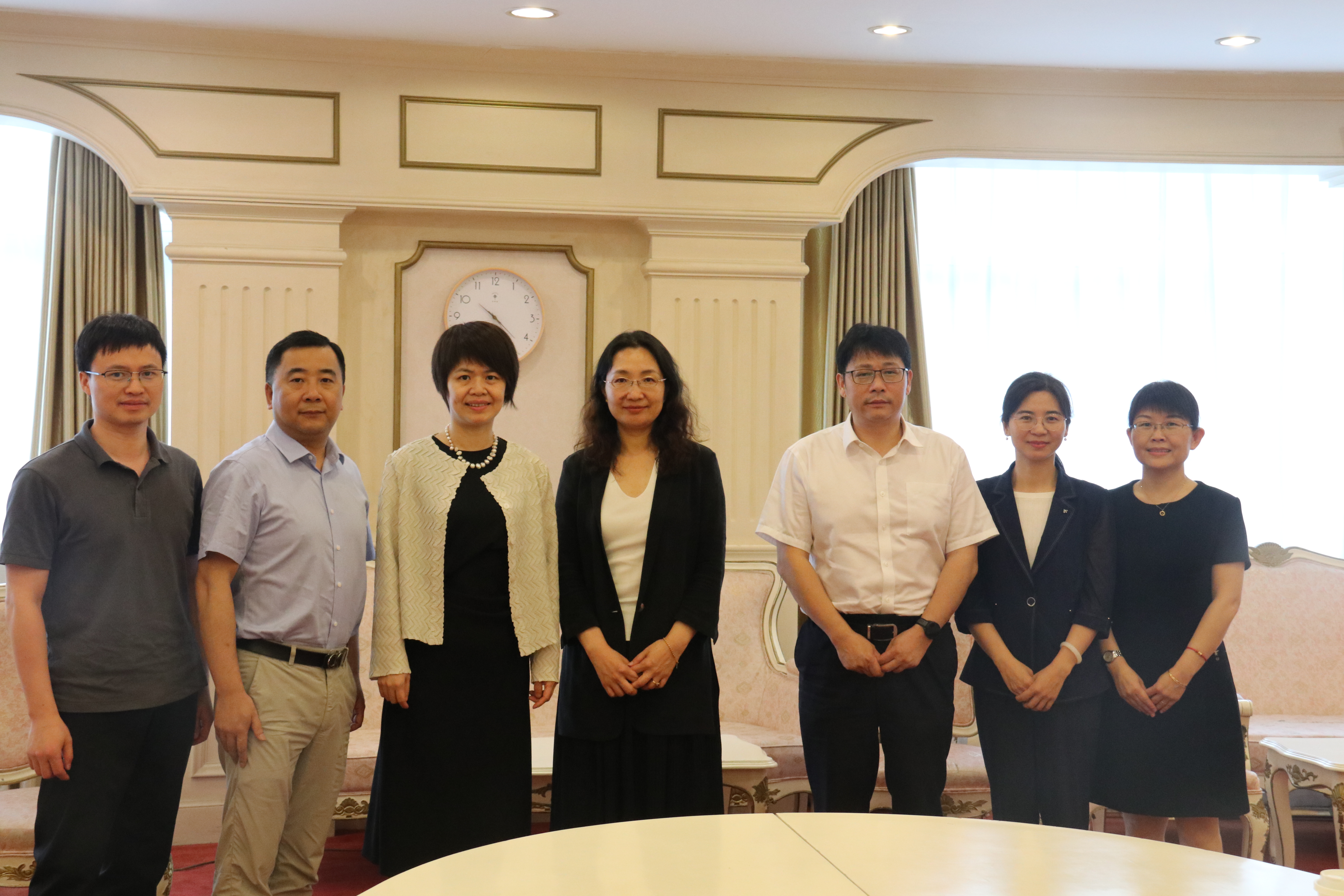 上海市司法局一行来上海外国语大学调研交流