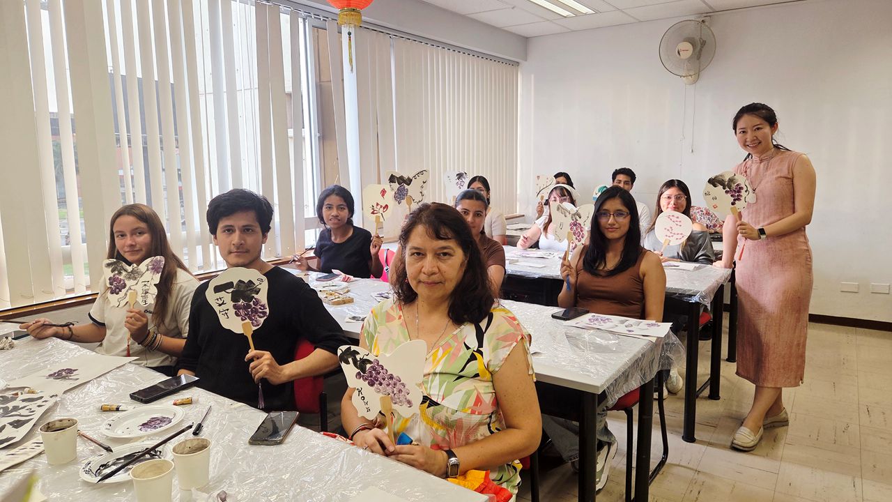 1.20260319 秘鲁天主教大学孔院 国画团扇工作坊.jpg