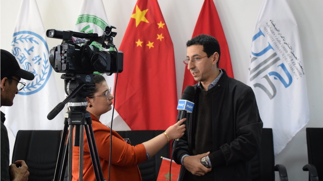 6.260404 摩洛哥哈桑二世大学孔子学院举行“文明之桥：中阿文化交流”孔院之友讲座讲座嘉宾接受采访.JPG