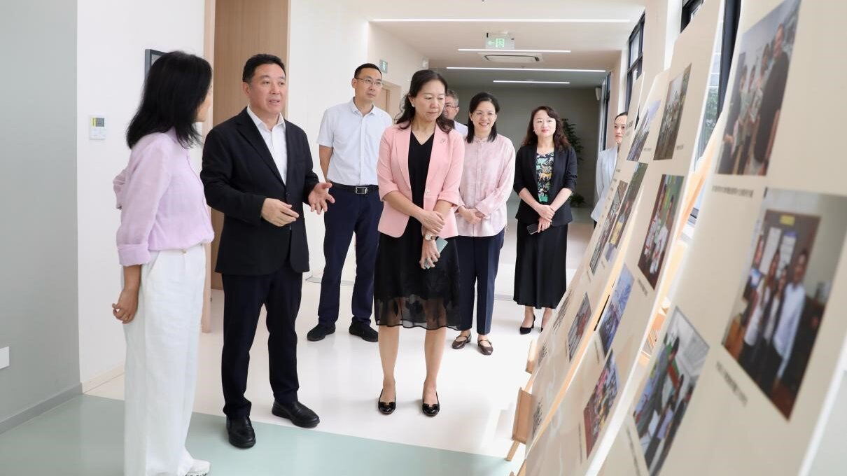 长宁区区委书记孔福安一行调研上外附中国际部长宁校区