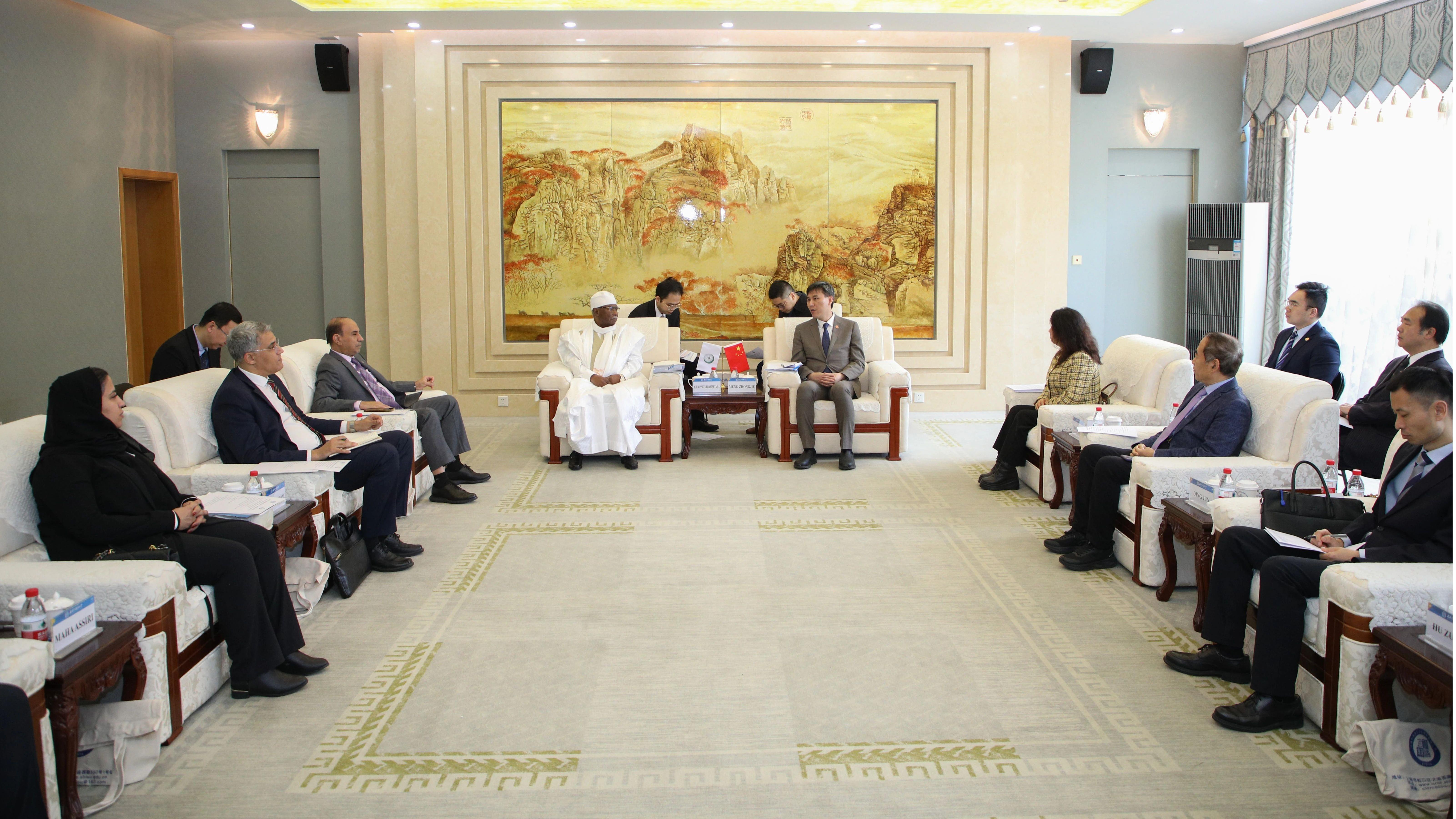 伊合组织秘书长塔哈访问上海外国语大学