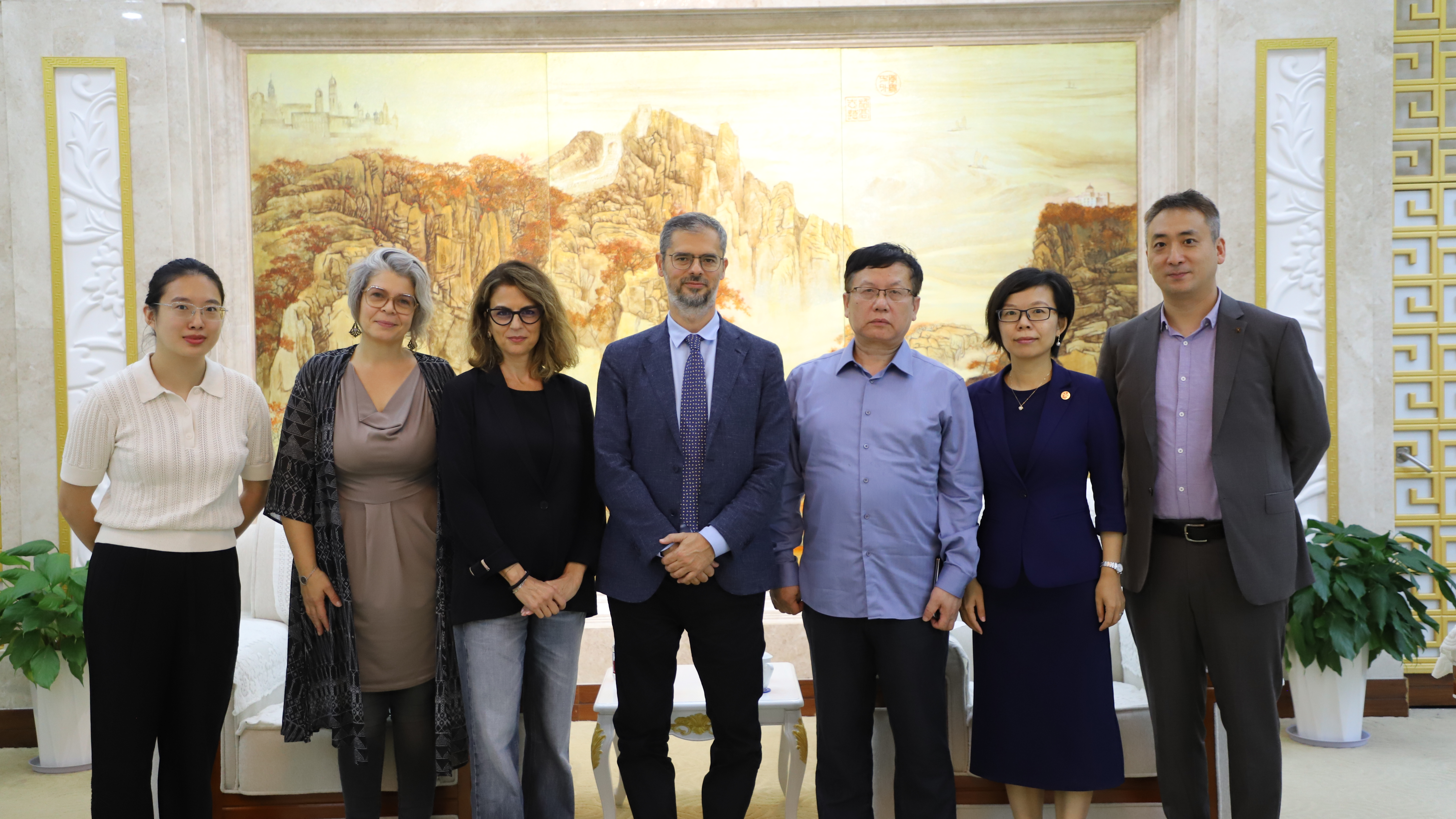 意大利佩鲁贾外国人大学代表团访问上海外国语大学