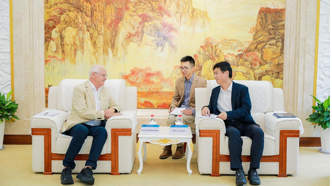 联合国日内瓦办事处原人事司司长访问上海外国语大学