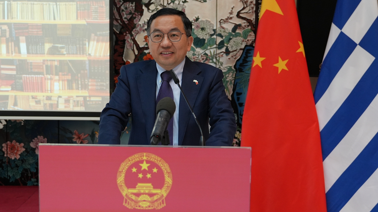 书香萦绕，“青年π·读懂中国”——亚里士多德大学孔子学院赴中国大使馆接受中教集团赠书并签署合作协议
