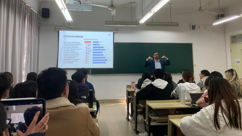 巴西坎比纳斯州立大学语言研究院院长访问上外