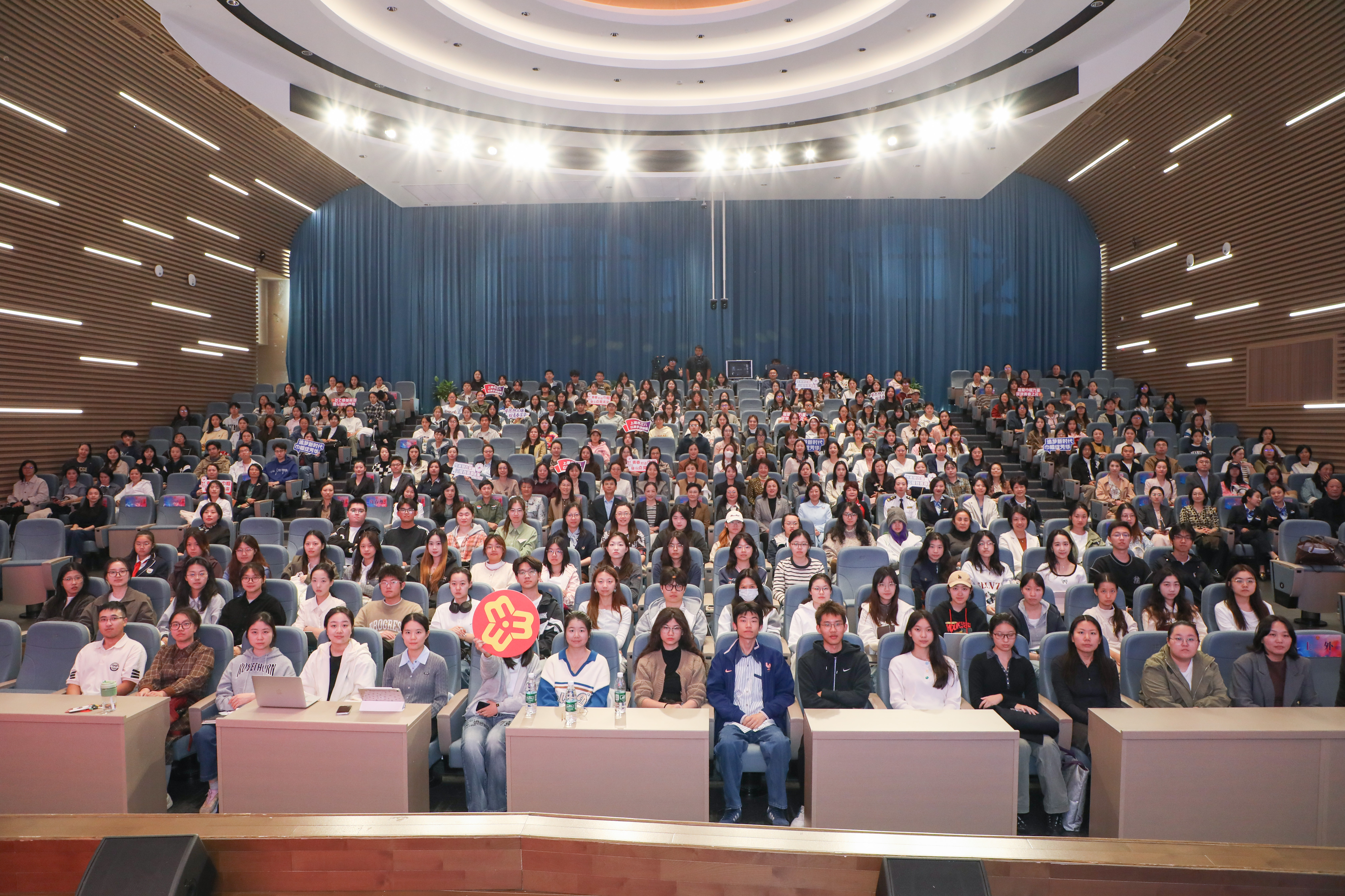 2025年度上海市三八红旗手讲师团宣讲进高校活动在上外举行