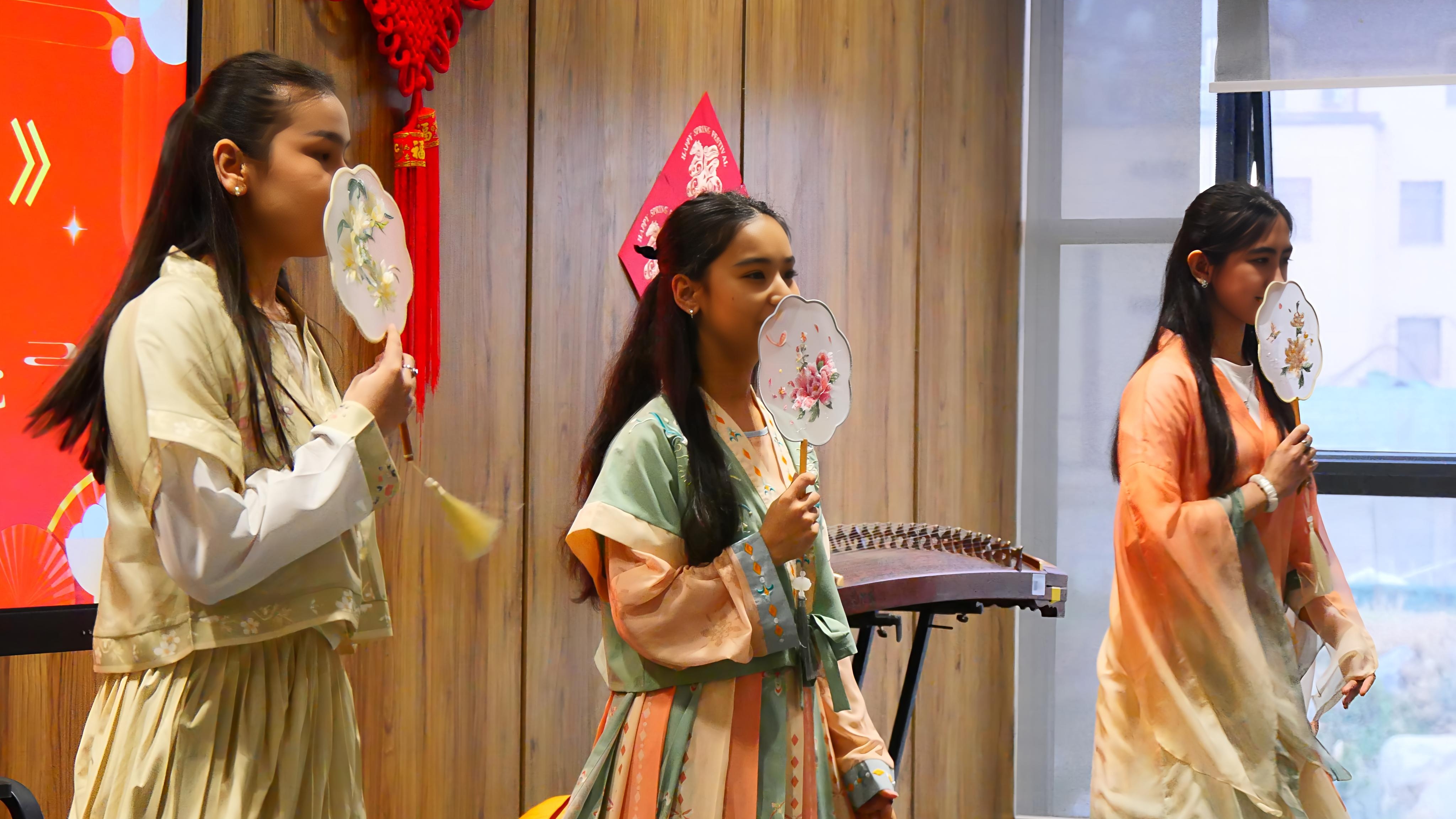 乌兹别克斯坦撒马尔罕国立外国语学院孔子学院与“丝绸之路”国际旅游与文化遗产大学联合举办元宵节庆祝活动