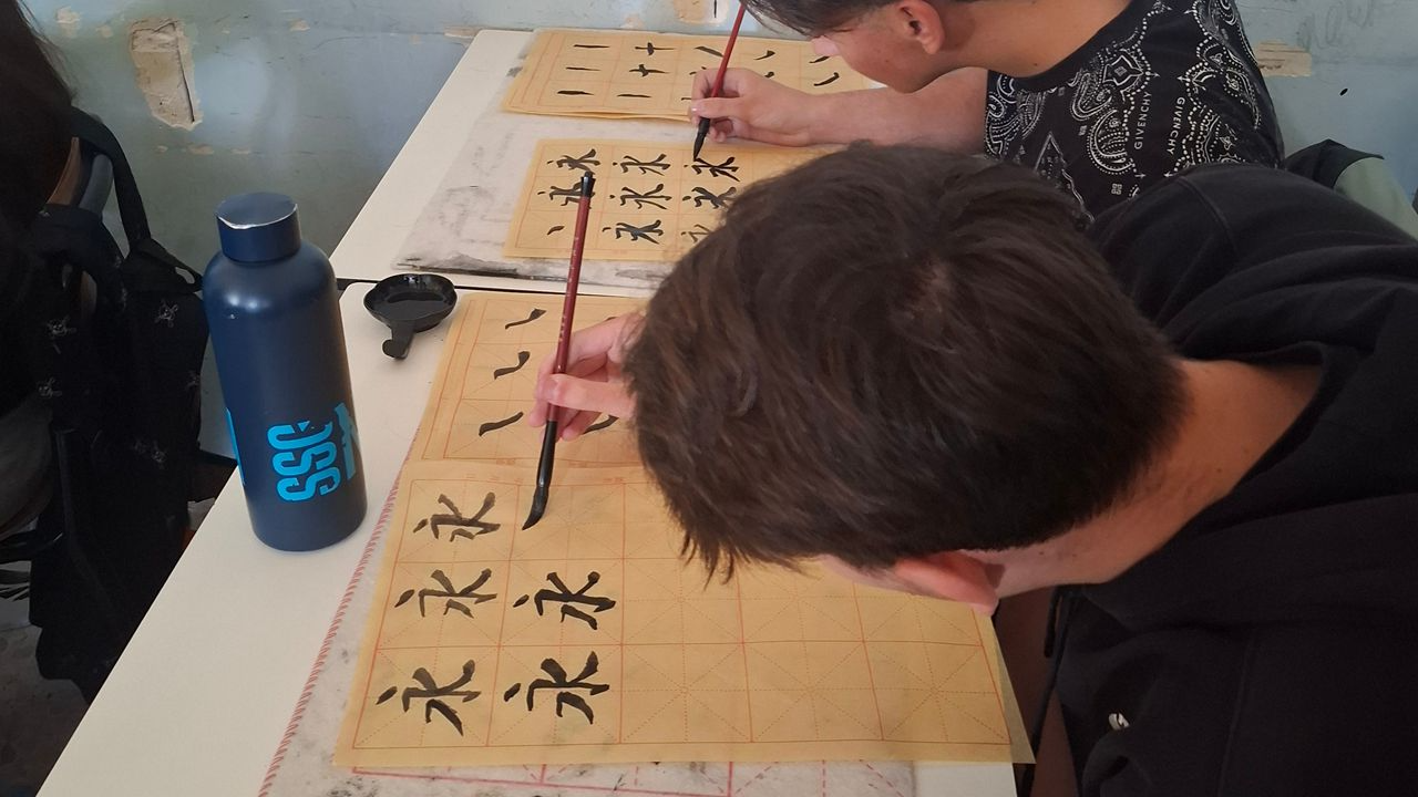 意大利那不勒斯东方大学孔子学院下设教学点开展书法体验课程